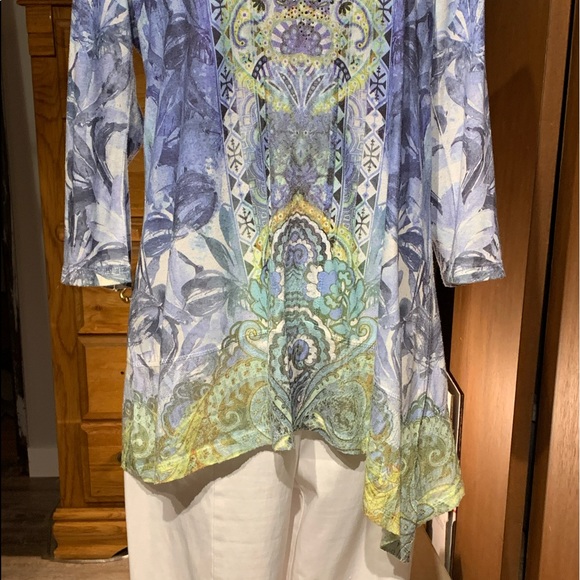 Pretty Spring Asymmetrical Top - Picture 2 of 4